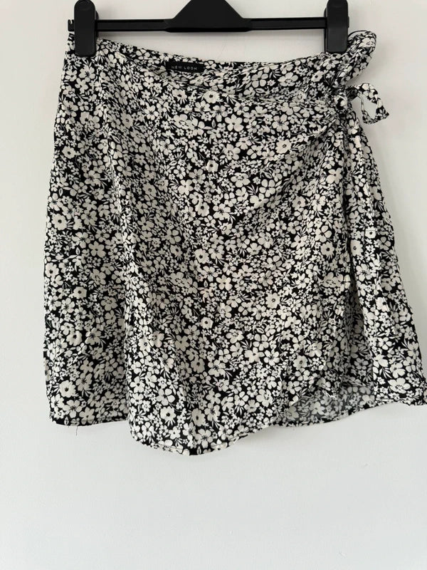 New Look Black and White Floral Wrap Skirt, photo 5 of 5