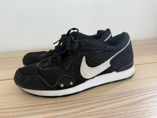 Nike Black and White Trainers, preloved