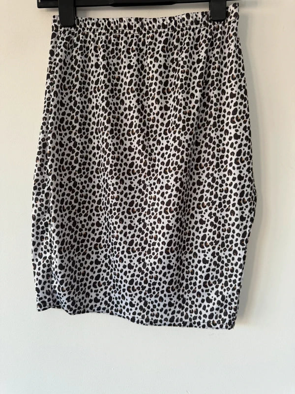 Pretty Little Thing Leopard Skirt, preloved