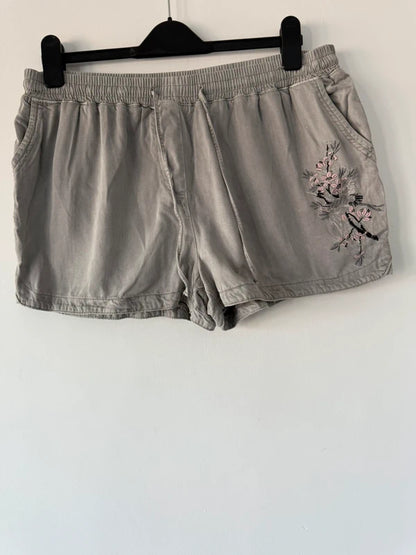 New Look Grey Embroidered Flower Shorts, photo 2 of 4