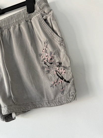 New Look Grey Embroidered Flower Shorts, photo 3 of 4