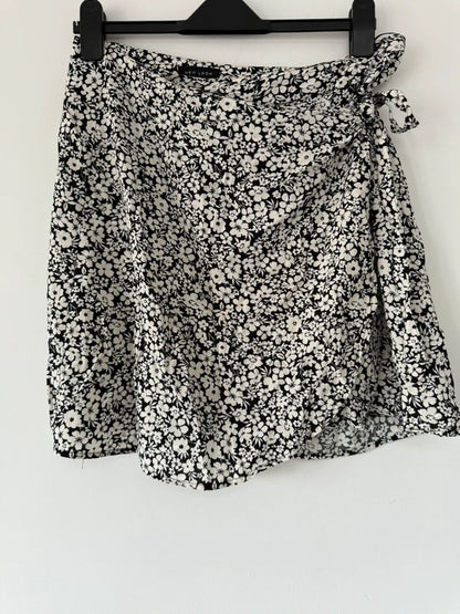 New Look Black and White Floral Wrap Skirt, photo 5 of 5