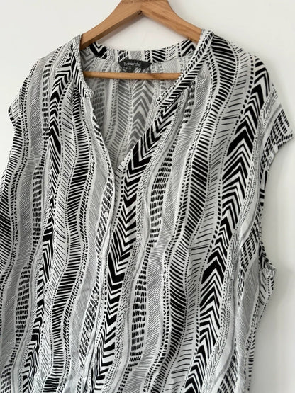 Bonmarche Black and White Patterned Vest Top, photo 3 of 5
