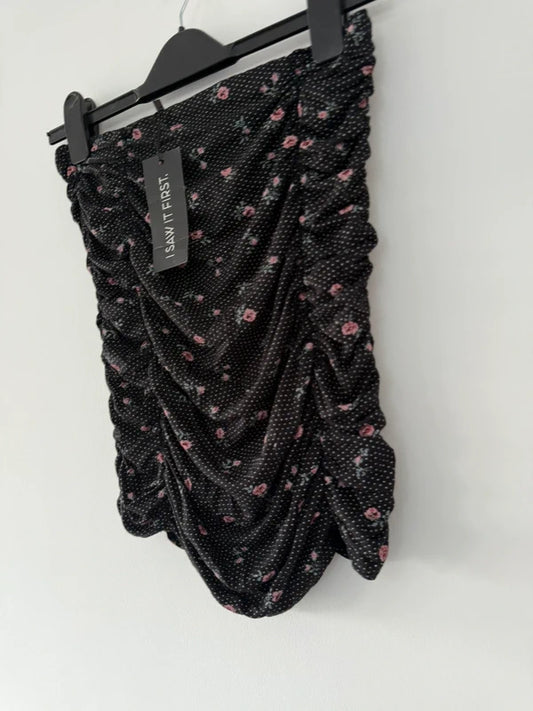 I Saw It First Black Ruched Floral Skirt, photo 2 of 3