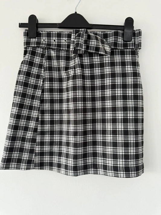 H&M Black and White Checkered Skirt with Belt, preloved