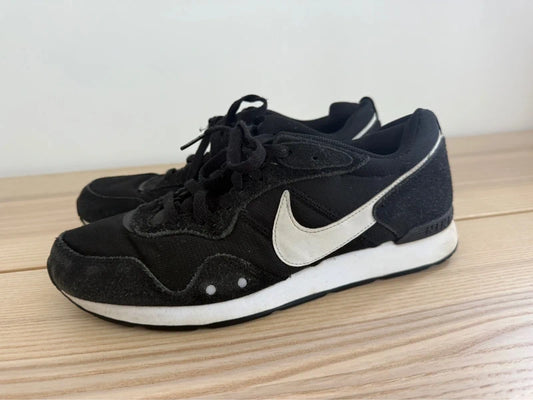 Nike Black and White Trainers, preloved