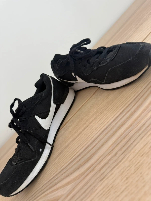 Nike Black and White Trainers, photo 2 of 5