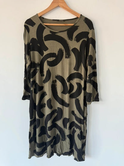 Roman khaki green and black print t shirt dress, photo 2 of 3