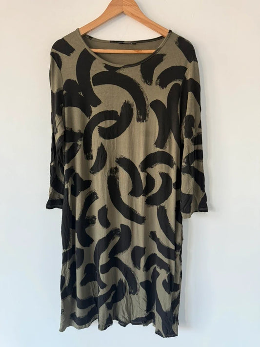 Roman khaki green and black print t shirt dress, photo 2 of 3
